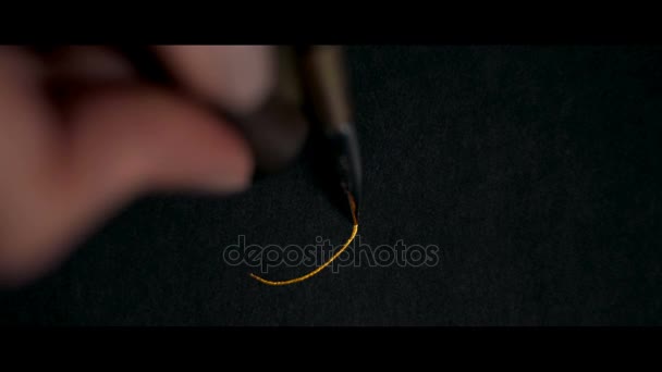 Vrouwelijke hand schrijft een pen kalligrafische tekens — Stockvideo