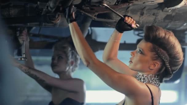 Chicas hermosas reparación de coche — Vídeo de stock