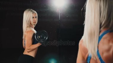 Fitness salonunda egzersiz yaparak kız