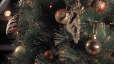 parlak Noel ağacı oyuncaklar ile dekore edilmiştir.