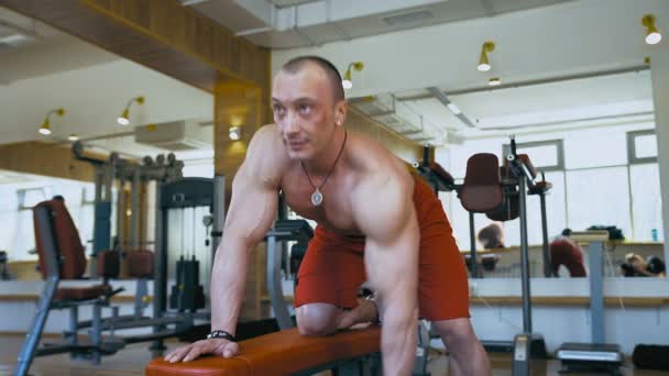 El hombre está en el gimnasio. — Vídeos de Stock