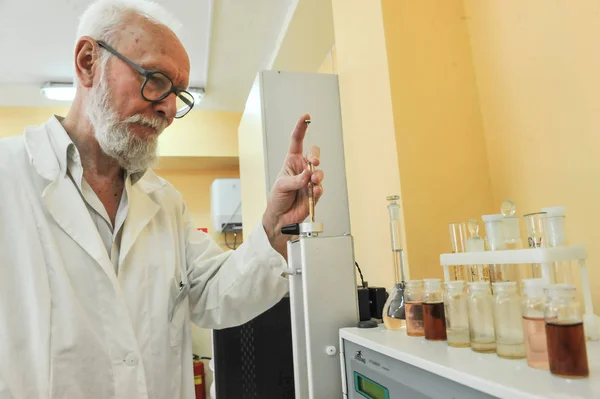 Laboratorio químico para probar alimentos . — Foto de Stock