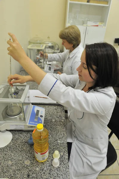 Laboratorio químico para probar alimentos . — Foto de Stock