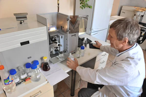 Laboratorio químico para probar alimentos . —  Fotos de Stock