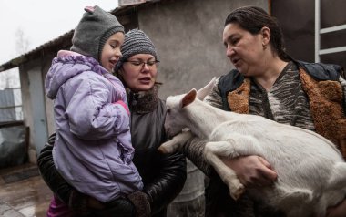 Safkan keçi bir grupla bahçedeki kadın