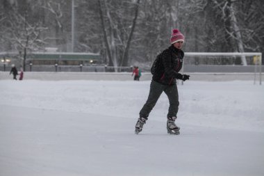Parkta kentsel açık buz pateni pisti