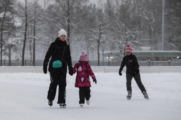 Urban Outdoor-Eisbahn im park — Stockfoto