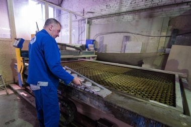 Waterjets Metal dükkanında çalışan uzman freze