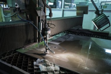 Waterjets Metal dükkanında çalışan uzman freze