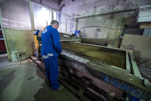 Frezen specialist werkt al waterjets van metaal in de winkel op — Stockfoto