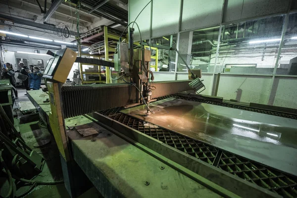 Frässpezialist für Wasserstrahlen aus Metall in der Werkstatt bei — Stockfoto