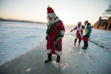 Noel Baba bisiklet bir akordeon ile