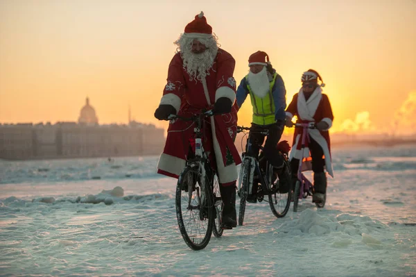 Papai Noel em uma bicicleta com um acordeão — Fotografia de Stock