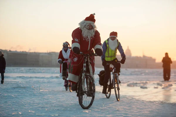 Papai Noel em uma bicicleta com um acordeão — Fotografia de Stock