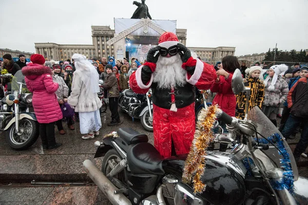 Байкер Санта-Клауса на мотоцикле — стоковое фото