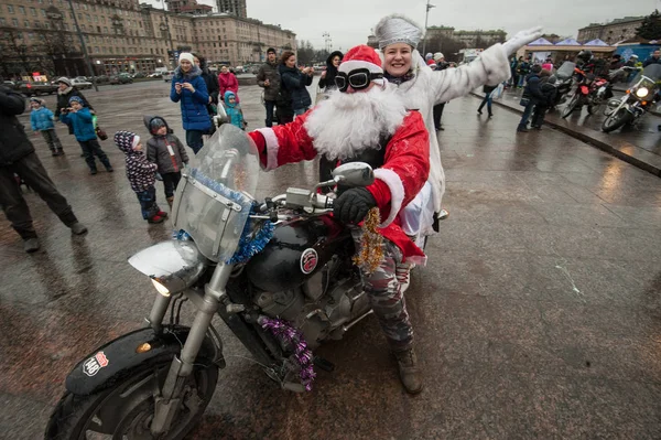 Papai Noel motociclista em uma motocicleta — Fotografia de Stock