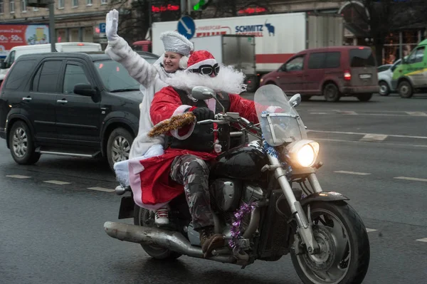Papai Noel motociclista em uma motocicleta — Fotografia de Stock