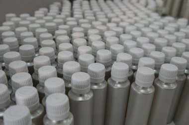 Plastik şişe ilaç kozmetik montaj hattı üzerinde 