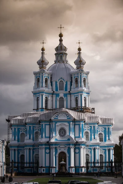 俄罗斯圣彼得堡 2016年10月1日 斯莫尔尼大教堂 东正教教堂是斯莫尔尼修道院建筑组合的一部分 — 图库照片