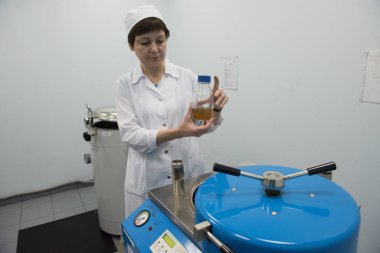 Kadın kimyacı laboratuvarından endüstriyel buhar jeneratörlerine.