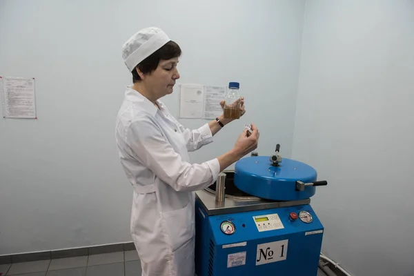 Saint Petersburg Russia December 2016 Chemist Testing Cosmetic Product Using — Stock Photo, Image