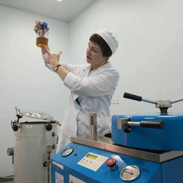 Kadın kimyacı laboratuvarından endüstriyel buhar jeneratörlerine. — Stok fotoğraf