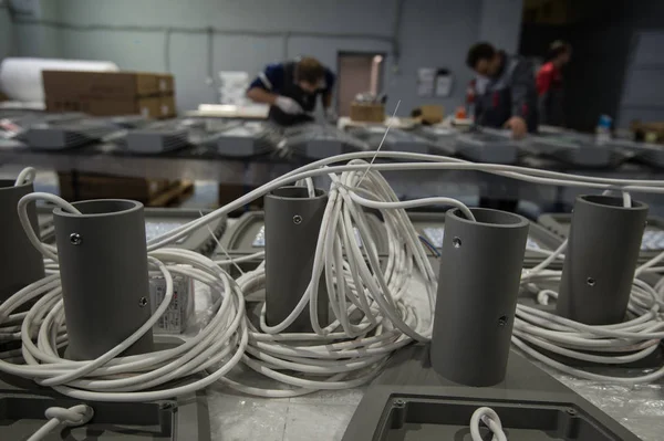 San Petersburgo Rusia Noviembre 2016 Electricistas Tienda Montando Lámparas Eléctricas — Foto de Stock