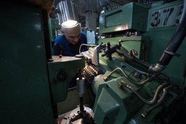 Freze makinesi üzerinde çalışan Turner orta yaşlı adam