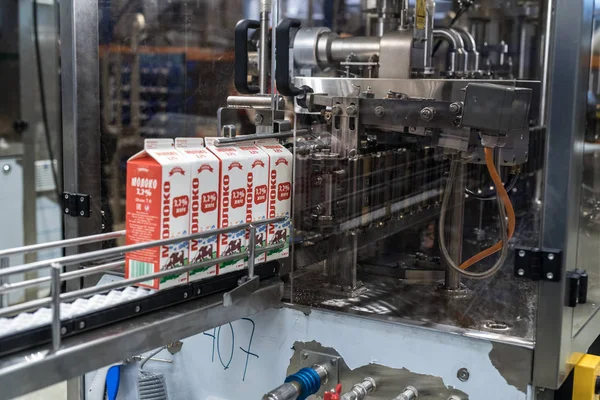 Productos lácteos en una cinta transportadora — Foto de Stock