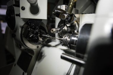 Torna makinesinde mekanik bilek saatleri için küçük vitesler yapıyorum.