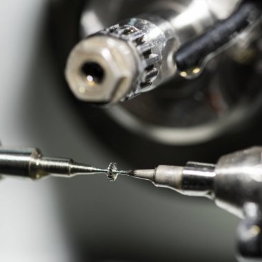 Torna makinesinde mekanik bilek saatleri için küçük vitesler yapıyorum.