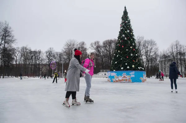 La gente monta en una pista de patinaje gratis — Foto de Stock