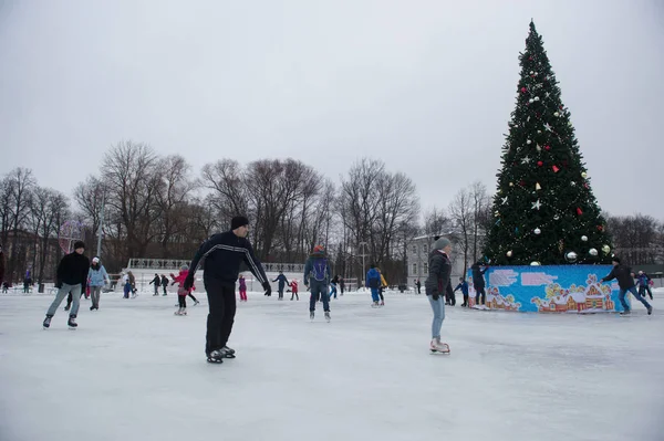 La gente monta en una pista de patinaje gratis — Foto de Stock