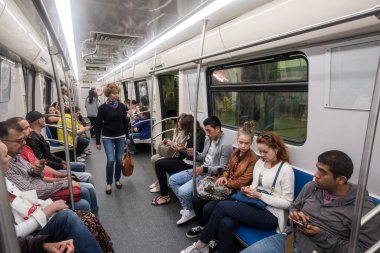 Metroda seyahat yolcu