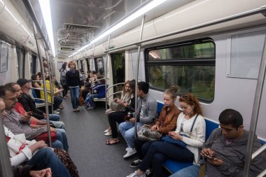 Metroda seyahat yolcu