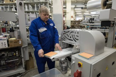 Mendil paketleme makinesi üzerinde çalışan uzman