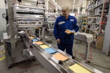 Mendil paketleme makinesi üzerinde çalışan uzman