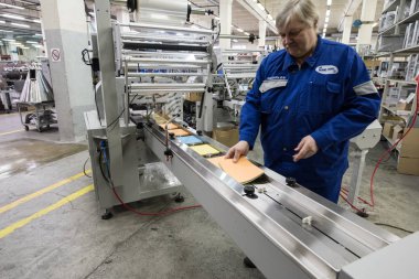 Saint-Petersburg, Rusya - 16 Kasım 2016: Makinenin peçete ambalajı için test sürüşü yapan mühendis.