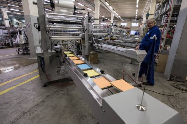 Mendil paketleme makinesi üzerinde çalışan uzman