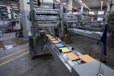 Mendil paketleme makinesi üzerinde çalışan uzman