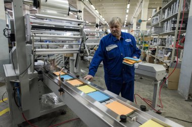 Mendil paketleme makinesi üzerinde çalışan uzman