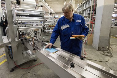 Mendil paketleme makinesi üzerinde çalışan uzman