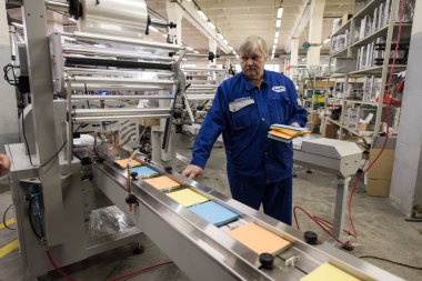 Mendil paketleme makinesi üzerinde çalışan uzman