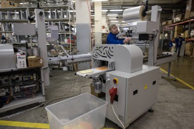 Mendil paketleme makinesi üzerinde çalışan uzman