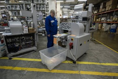 Mendil paketleme makinesi üzerinde çalışan uzman