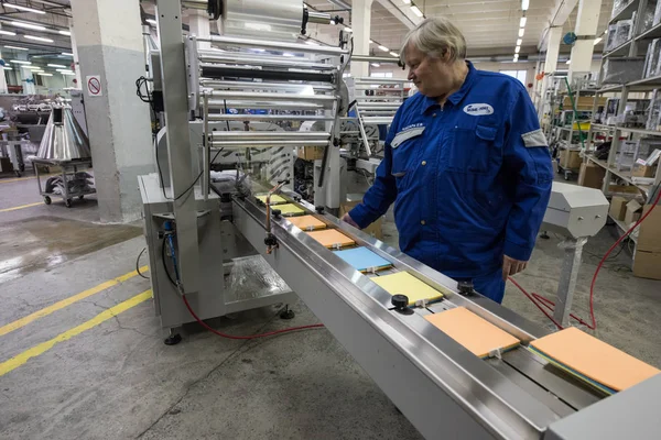 Mendil paketleme makinesi üzerinde çalışan uzman