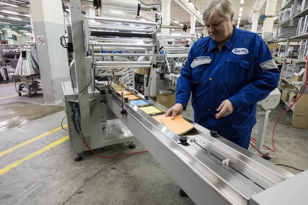 Saint-Petersburg, Rusya - 16 Kasım 2016: Makinenin peçete ambalajı için test sürüşü yapan mühendis.