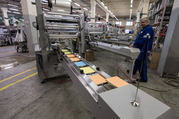 Mendil paketleme makinesi üzerinde çalışan uzman