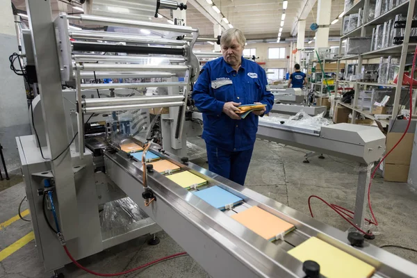 Mendil paketleme makinesi üzerinde çalışan uzman