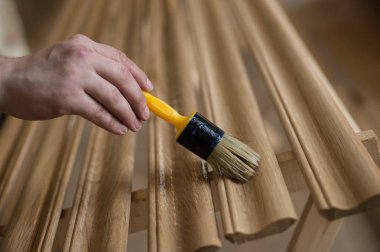 bir kaide üzerinde cila